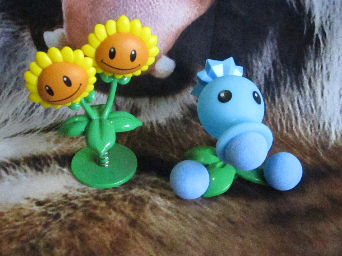 Показываю набор игрушек «Растения против зомби» с AliExpress.