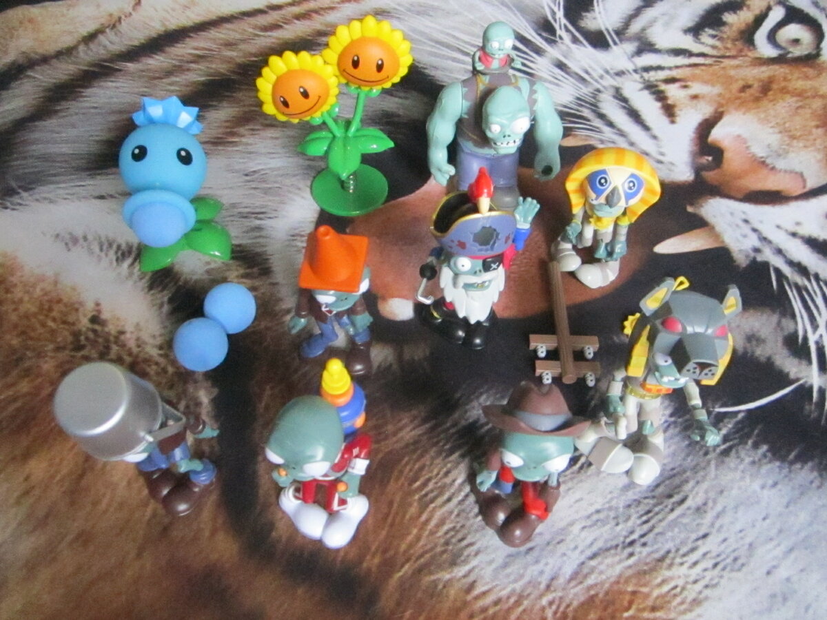 Показываю набор игрушек «Растения против зомби» с AliExpress.