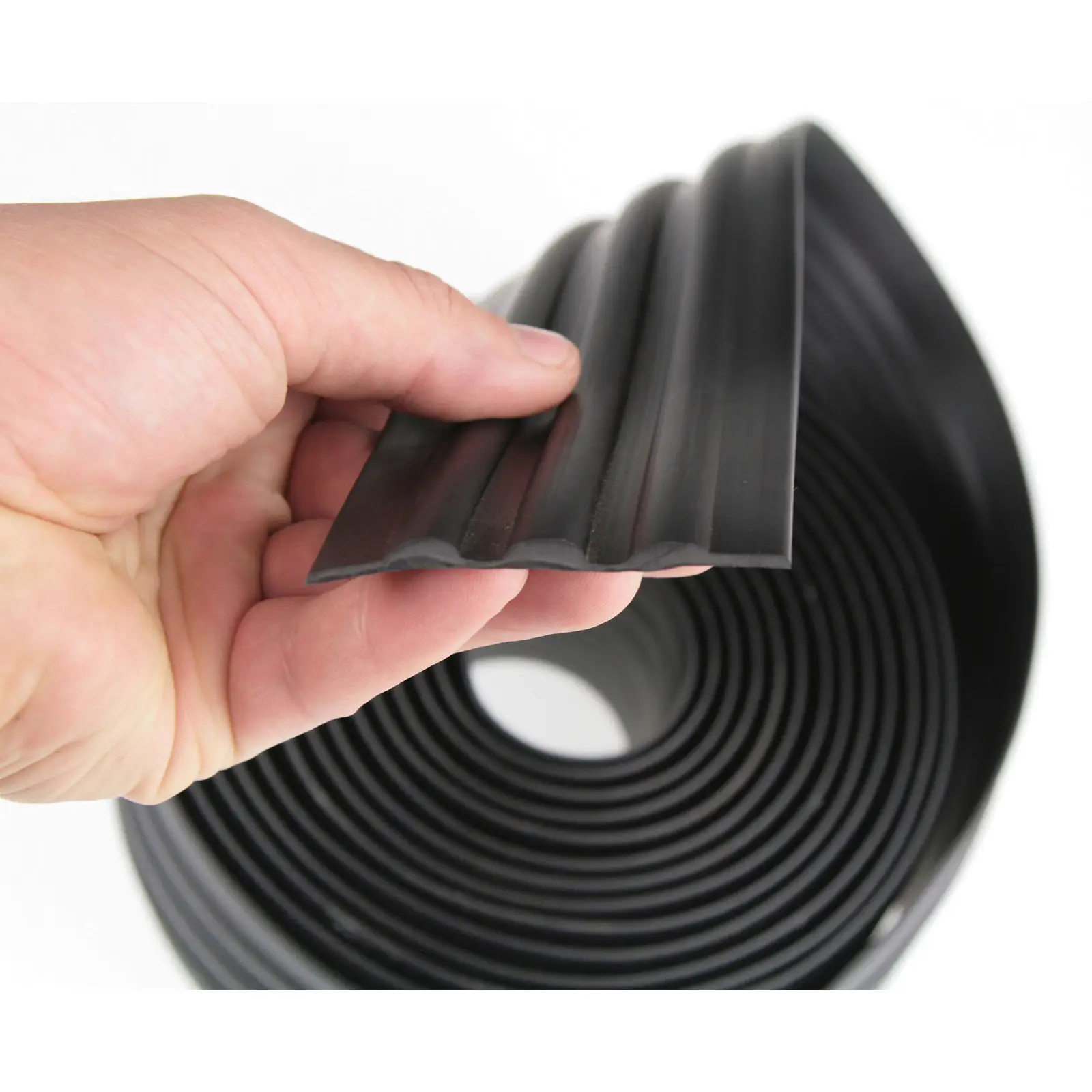 резиновая окантовка. резиновый пвх. защитная лента чёрная (броня) для лодок пвх 20 см широкая (65 м в бухте). покрытие резиновое напольное в рулоне premium grass, 1,2х10м рифленка. резина для йоги в упаковке.