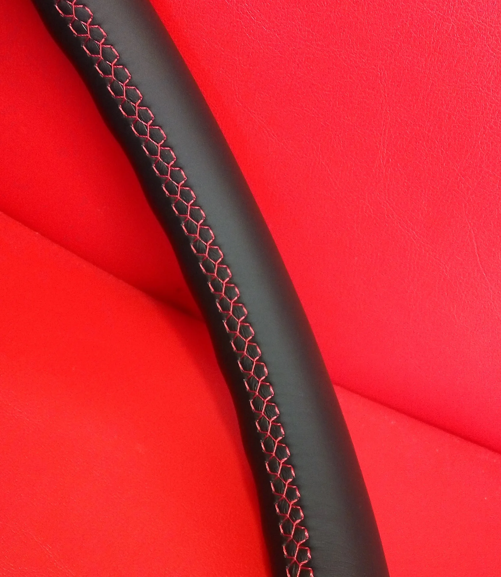 оплетки на руль автомобиля. обтяжка руля натуральной кожей. оплетка на руль avs gl-200l-b. чехол на руль из натуральной кожи. руль с деревянными вставками.